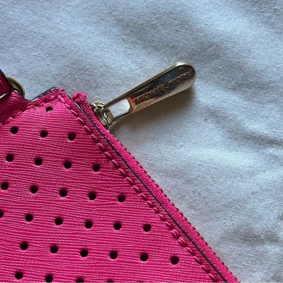 💓 Michael Kors Perforated Pink Leather Wristlet 💓 - Picture 6 of 6